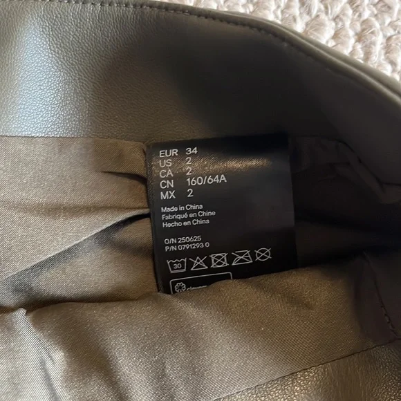 H&M Mini Skirt Vegan Leather Forest Green Pockets size 2 - Picture 3 of 6